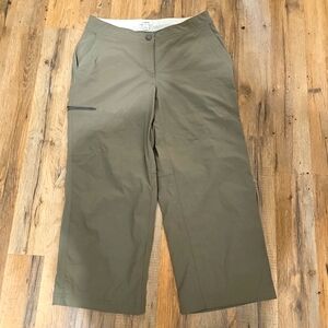 L.L. Bean Womans Cropped Cargo Pants  Size 4